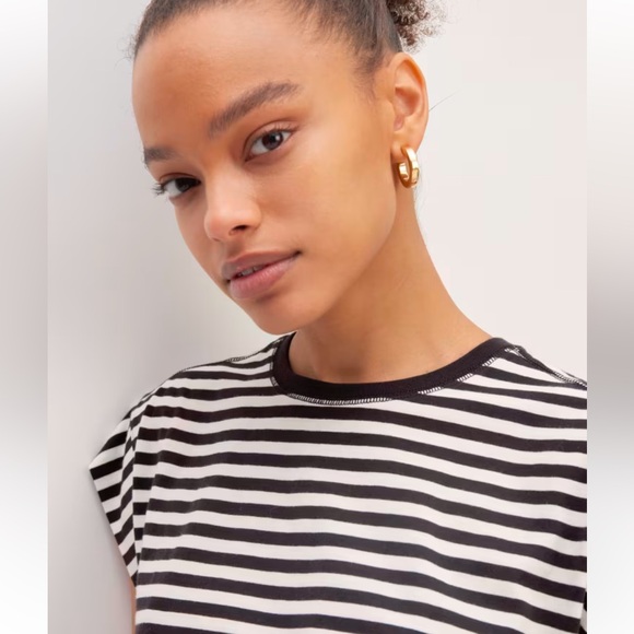 The Muscle Tee in Essential Cotton. Black/white stripe edgy muscle tee. Size M. - Picture 3 of 7